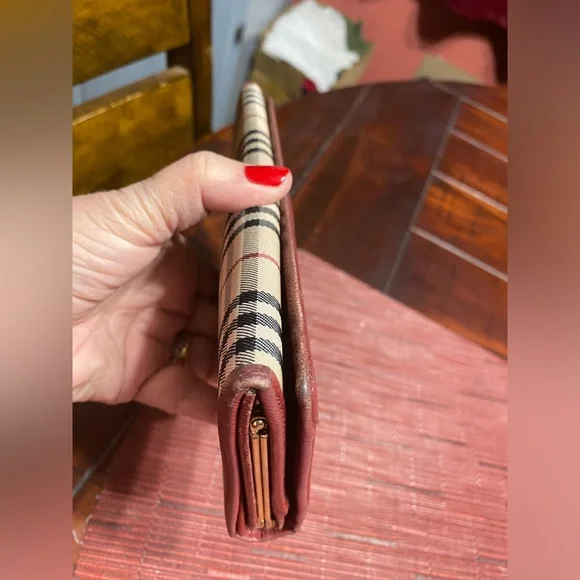 💎Burberry long Wallet with Kisslock gold tone hardware would look cute on chain - Picture 12 of 13